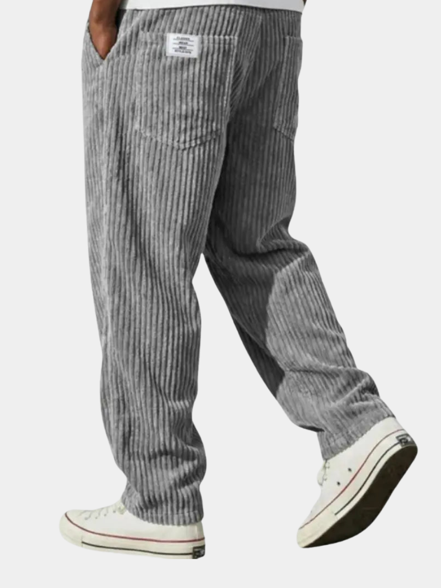 Dapper casual pants for men featuring an elastic waistband and functional pockets, perfect for comfortable and stylish everyday wear. 2