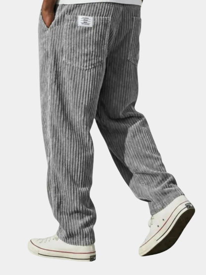 Dapper casual pants for men featuring an elastic waistband and functional pockets, perfect for comfortable and stylish everyday wear. 2