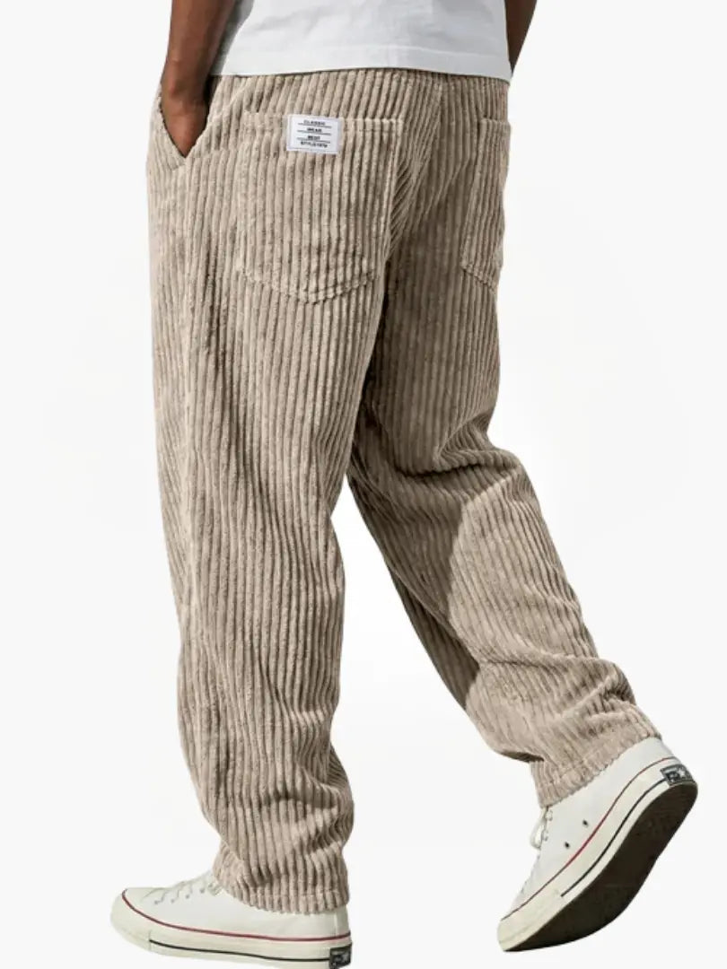 Dapper casual pants for men featuring an elastic waistband and functional pockets, perfect for comfortable and stylish everyday wear. 3