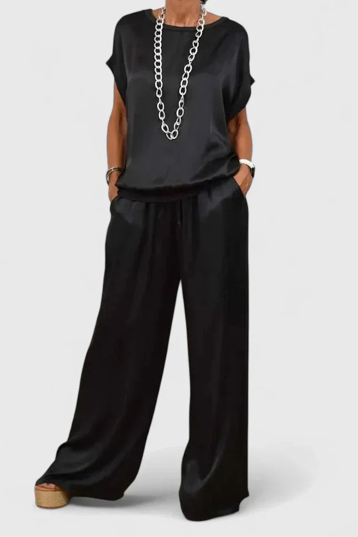 Jade women's loungewear set featuring a relaxed fit and versatile style, perfect for comfort and casual wear. 0