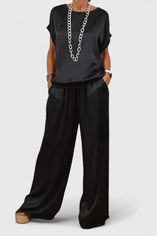 Jade women's loungewear set featuring a relaxed fit and versatile style, perfect for comfort and casual wear. 0