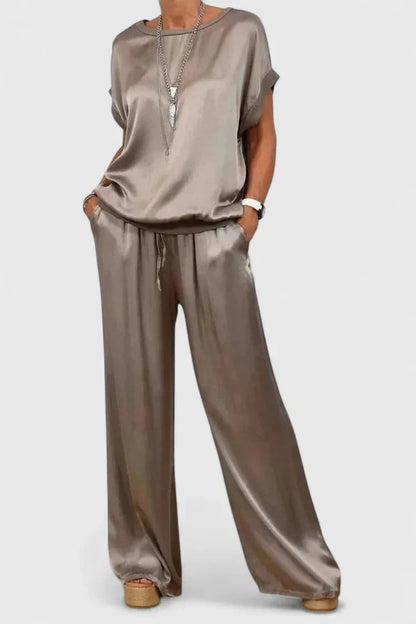Jade women's loungewear set featuring a relaxed fit and versatile style, perfect for comfort and casual wear. 1