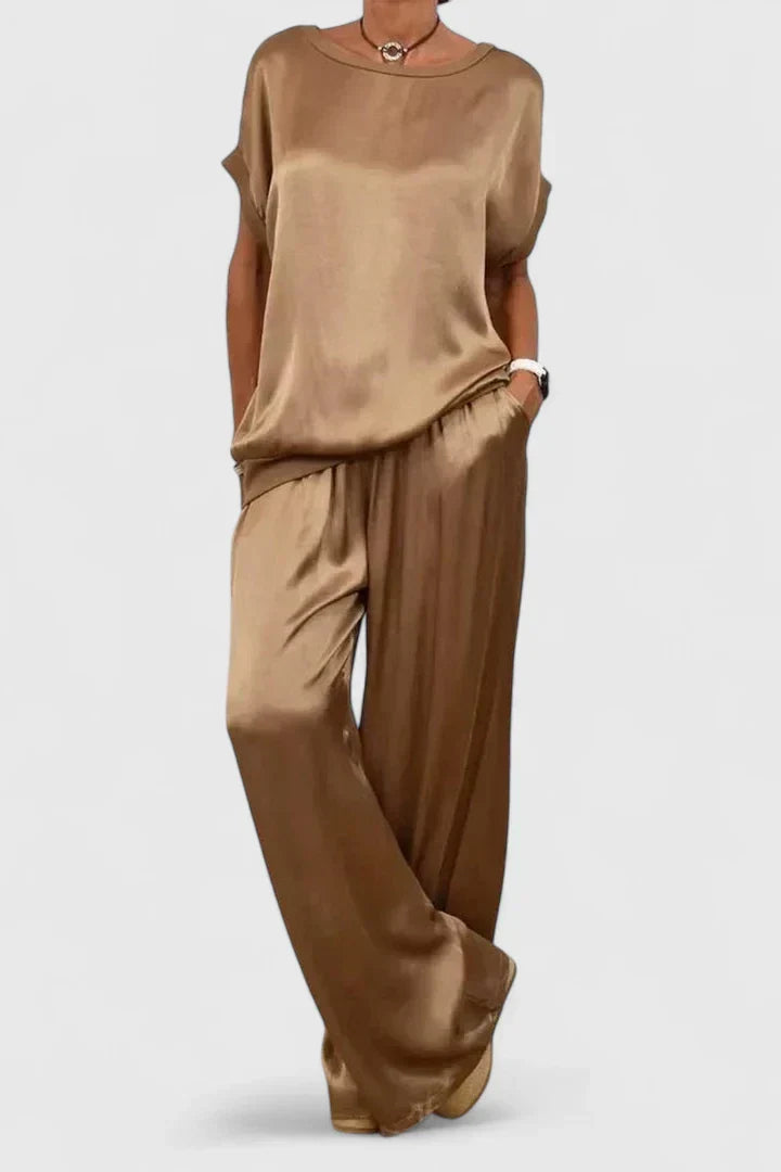 Jade women's loungewear set featuring a relaxed fit and versatile style, perfect for comfort and casual wear. 2