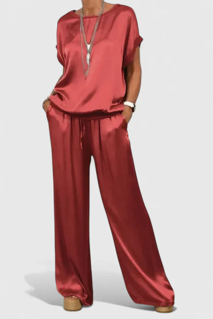 Jade women's loungewear set featuring a relaxed fit and versatile style, perfect for comfort and casual wear. 3