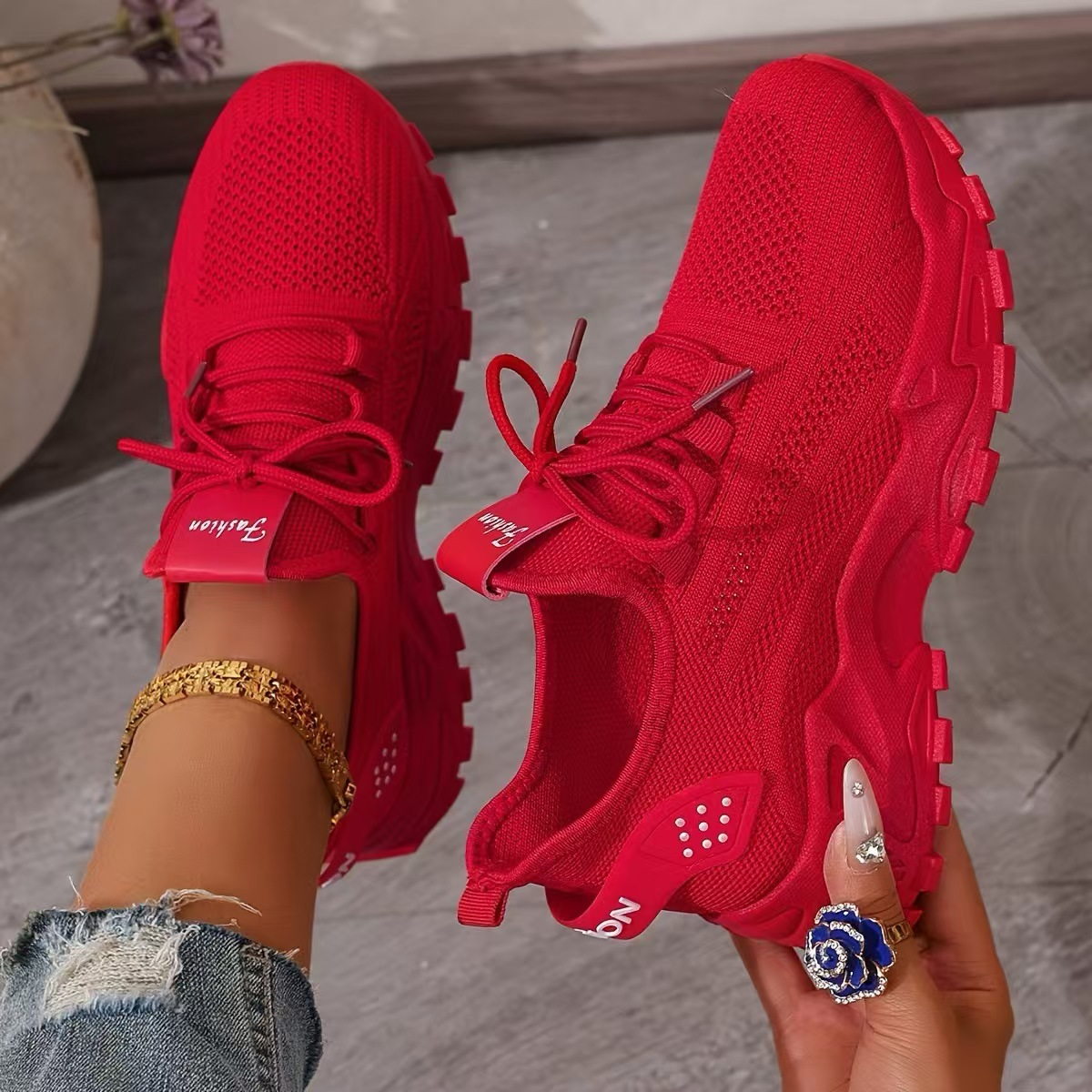 Mica Women’s Sneakers featuring a wide toe box and arch support for enhanced comfort and style. 3