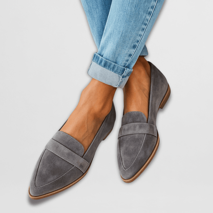 Mira Women's loafers featuring a pointed design and elegant silhouette, perfect for stylish and comfortable everyday wear. 1