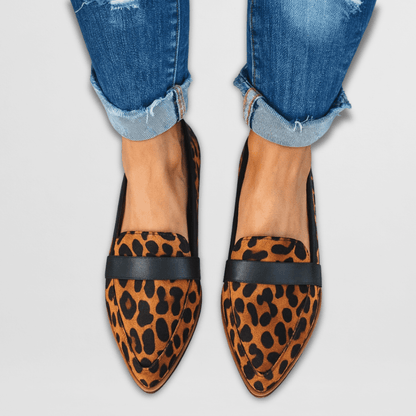 Mira Women's loafers featuring a pointed design and elegant silhouette, perfect for stylish and comfortable everyday wear. 3