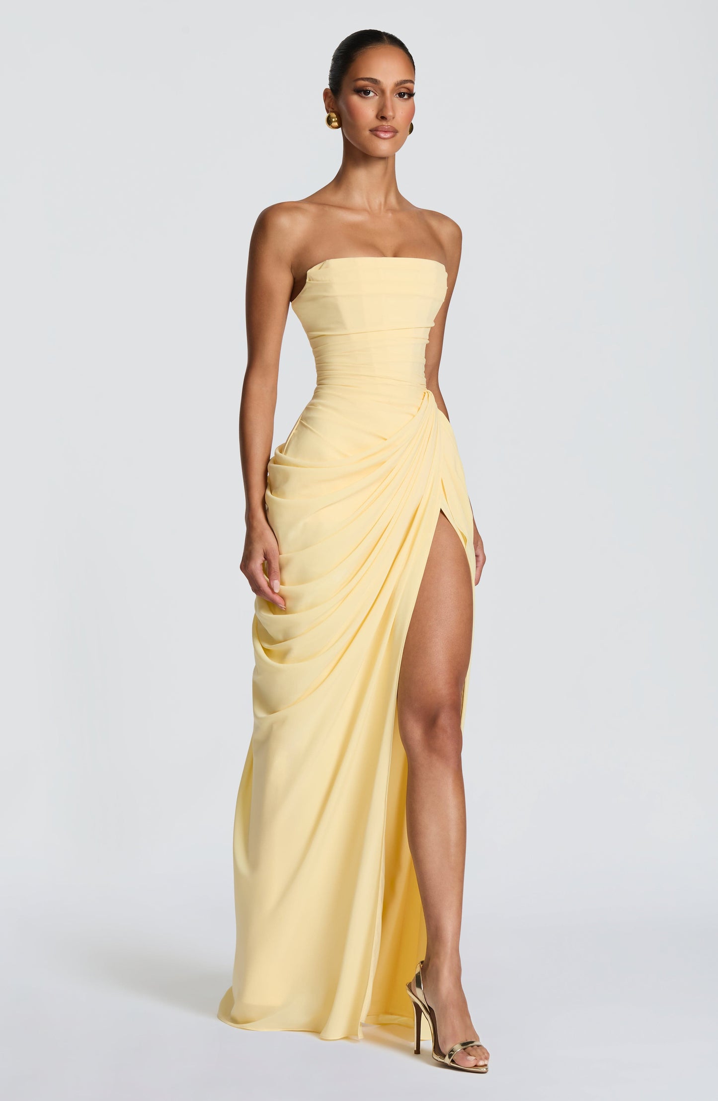 Sculpted women’s maxi dress featuring a strapless corset design and an elegant leg slit, perfect for formal events and summer outings. 3