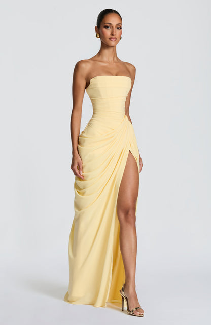 Sculpted women’s maxi dress featuring a strapless corset design and an elegant leg slit, perfect for formal events and summer outings. 3