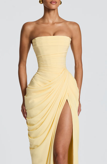 Sculpted women’s maxi dress featuring a strapless corset design and an elegant leg slit, perfect for formal events and summer outings. 6