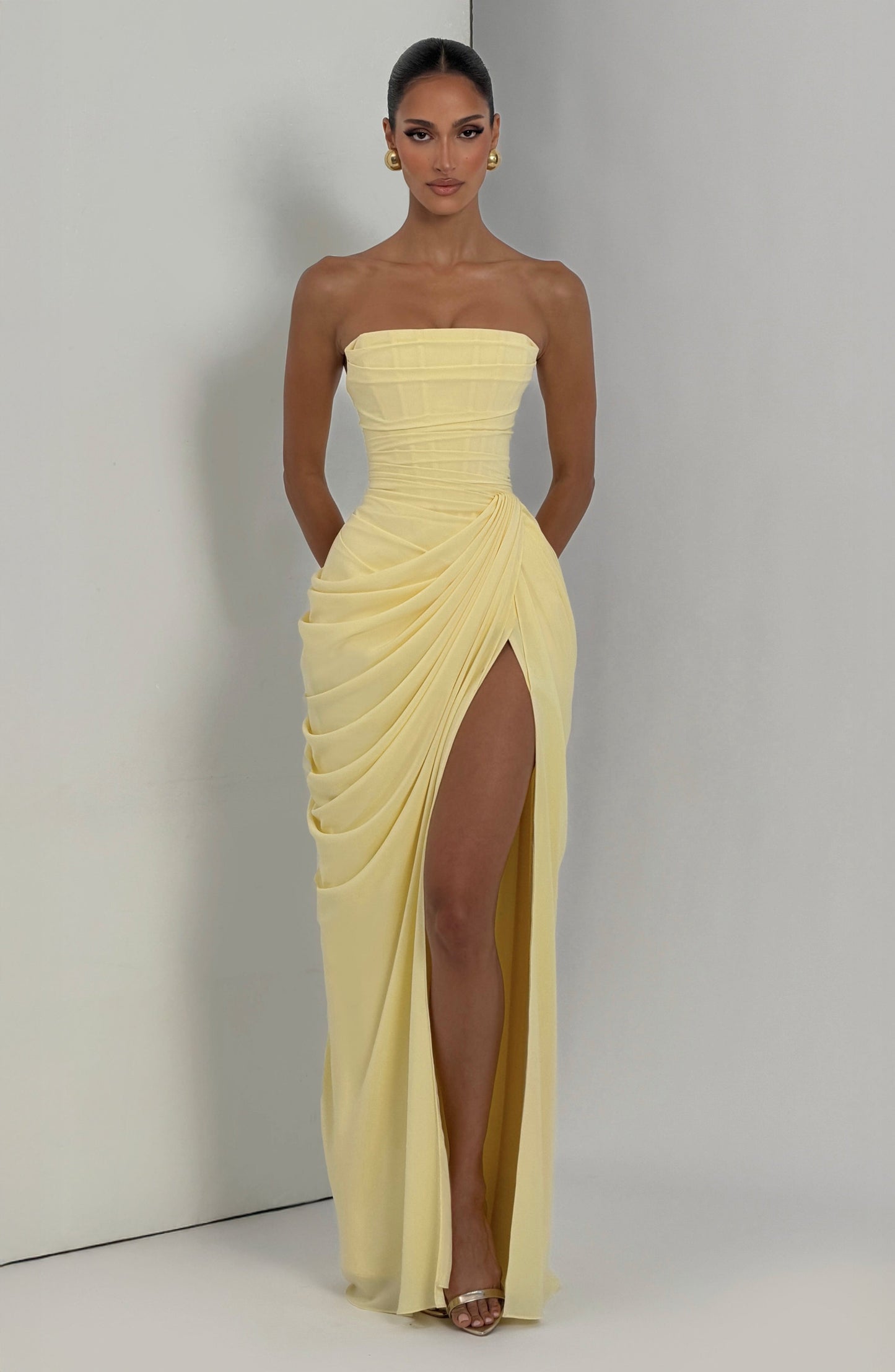 Sculpted women’s maxi dress featuring a strapless corset design and an elegant leg slit, perfect for formal events and summer outings. 7