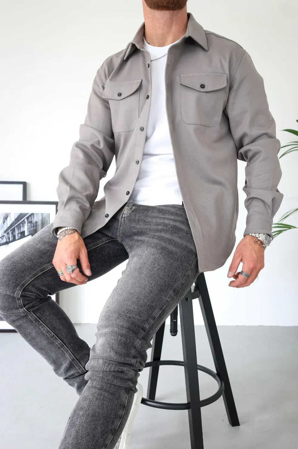 Sleek men's shirt jacket featuring a stylish button-up design and a convenient chest pocket, perfect for casual or semi-formal occasions. 1