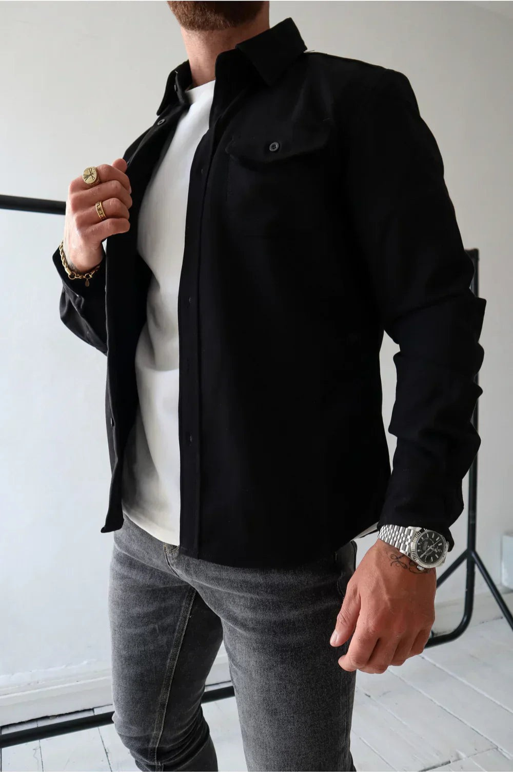 Sleek men's shirt jacket featuring a stylish button-up design and a convenient chest pocket, perfect for casual or semi-formal occasions. 3