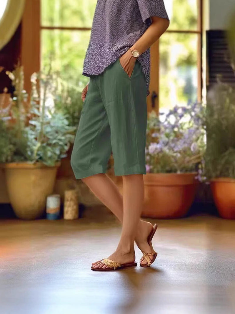 Sleek women's shorts featuring a straight leg design and convenient side pockets, perfect for casual summer outings. 3