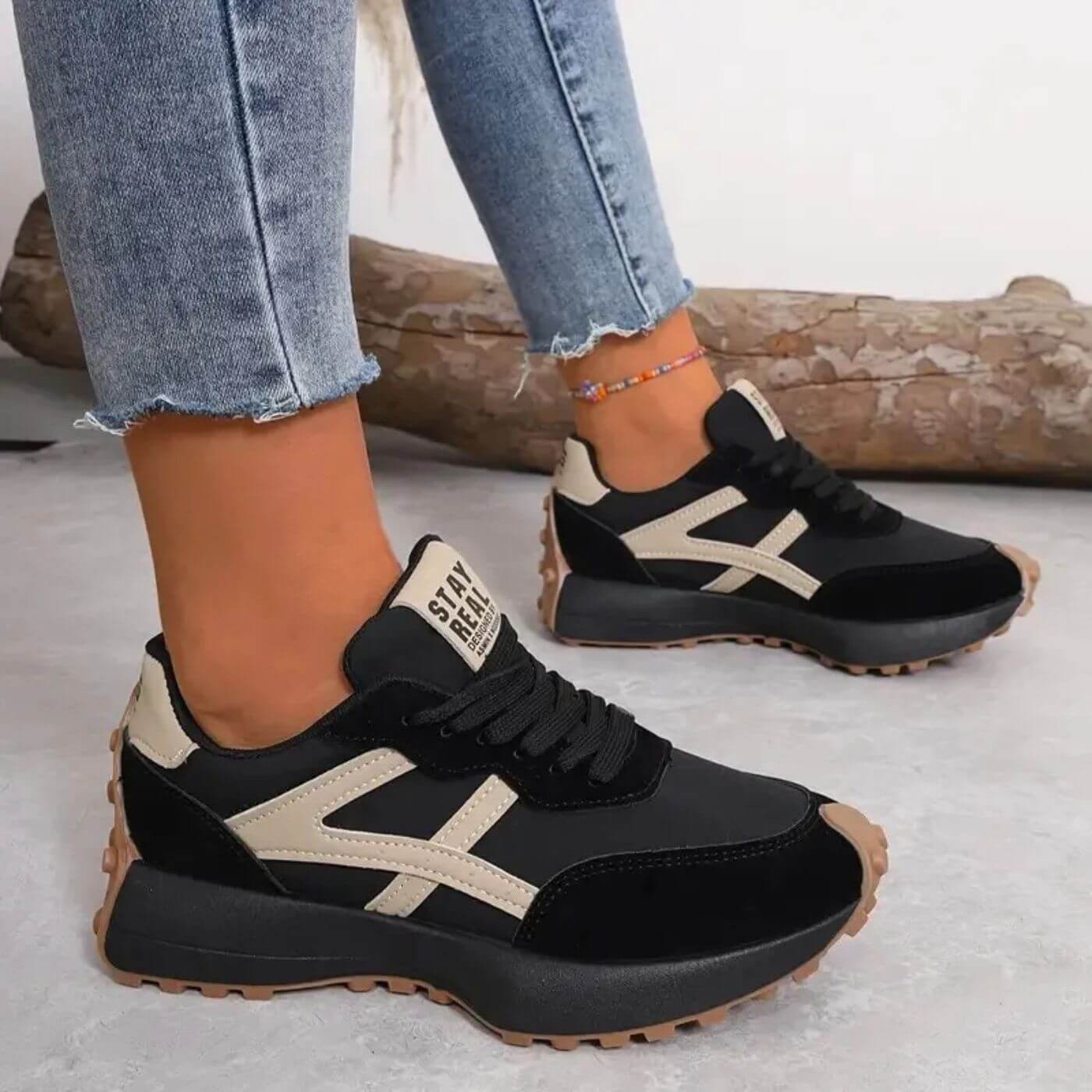 Sleek women's sneakers featuring a stylish lace-up design and orthopedic support for comfort and stability. 0