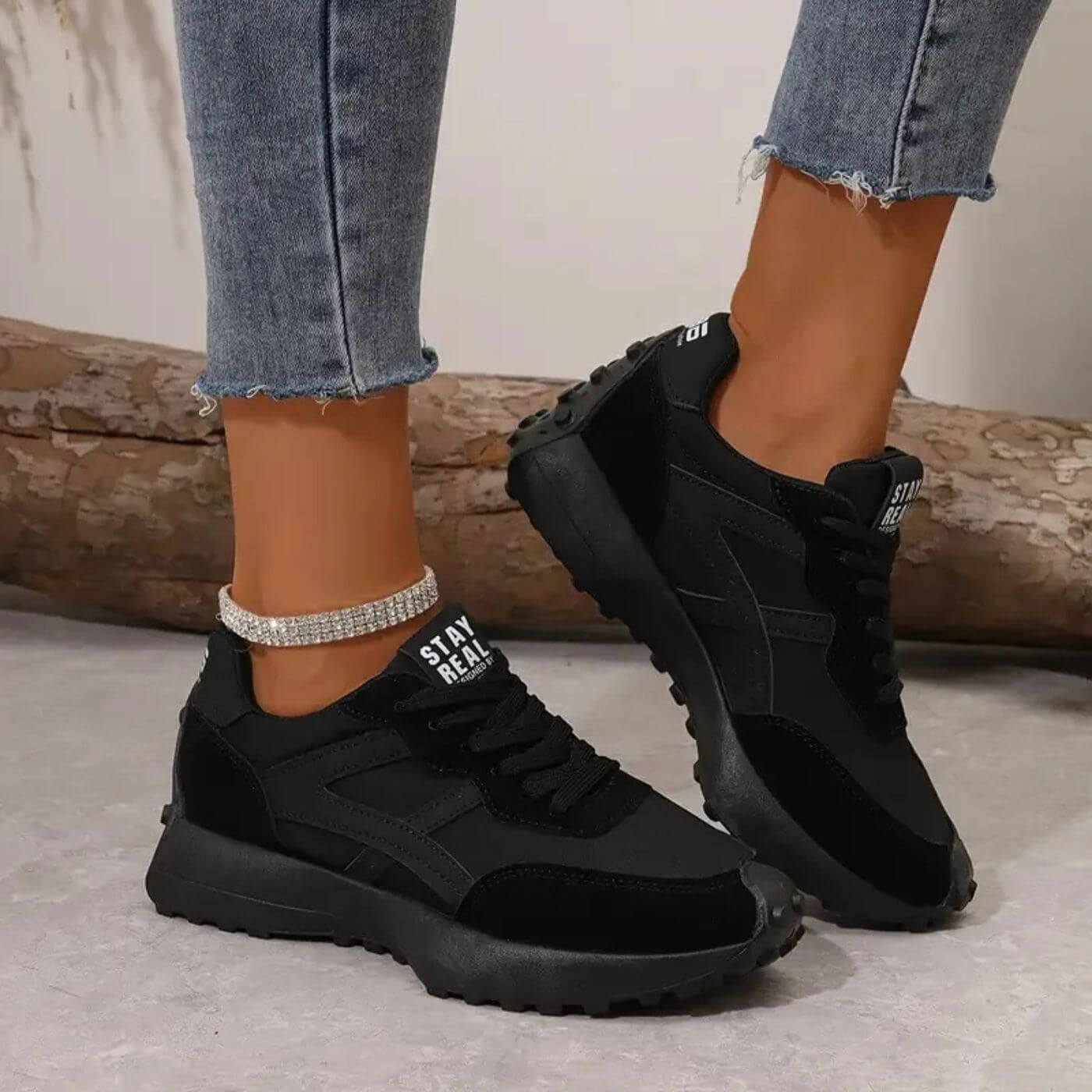 Sleek women's sneakers featuring a stylish lace-up design and orthopedic support for comfort and stability. 1
