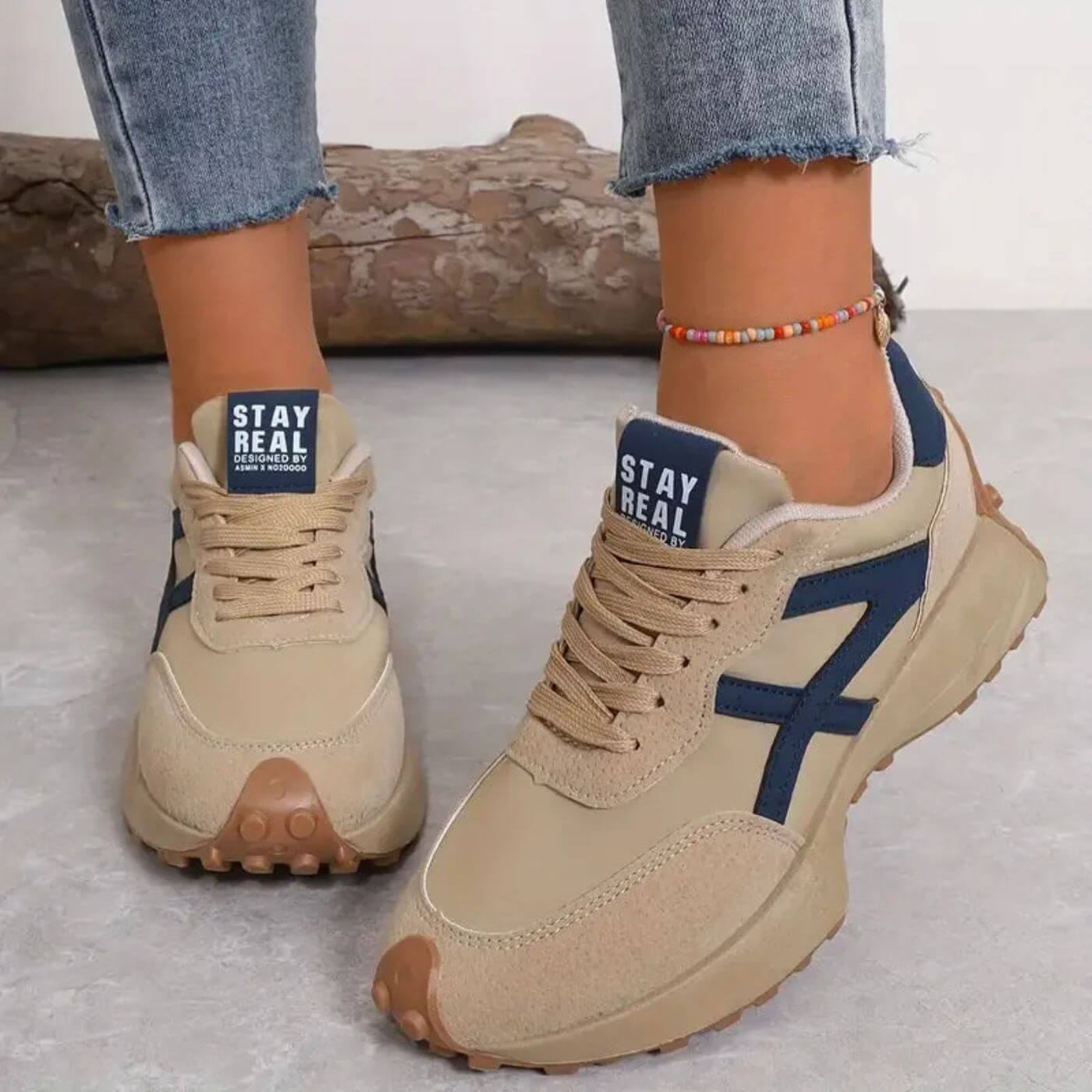 Sleek women's sneakers featuring a stylish lace-up design and orthopedic support for comfort and stability. 2