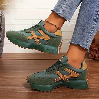 Sleek women's sneakers featuring a stylish lace-up design and orthopedic support for comfort and stability. 3