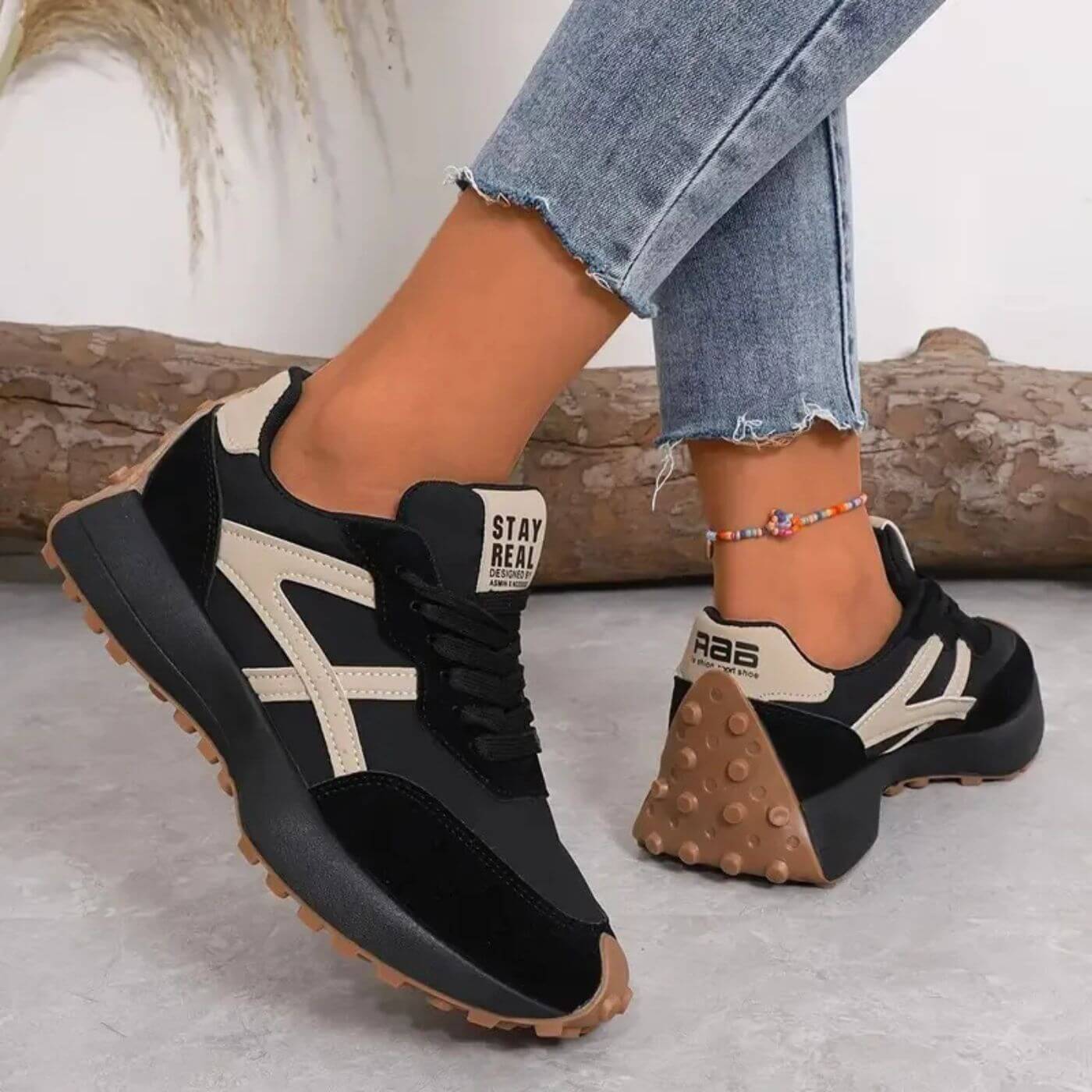 Sleek women's sneakers featuring a stylish lace-up design and orthopedic support for comfort and stability. 4