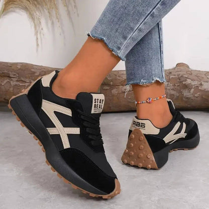 Sleek women's sneakers featuring a stylish lace-up design and orthopedic support for comfort and stability. 4