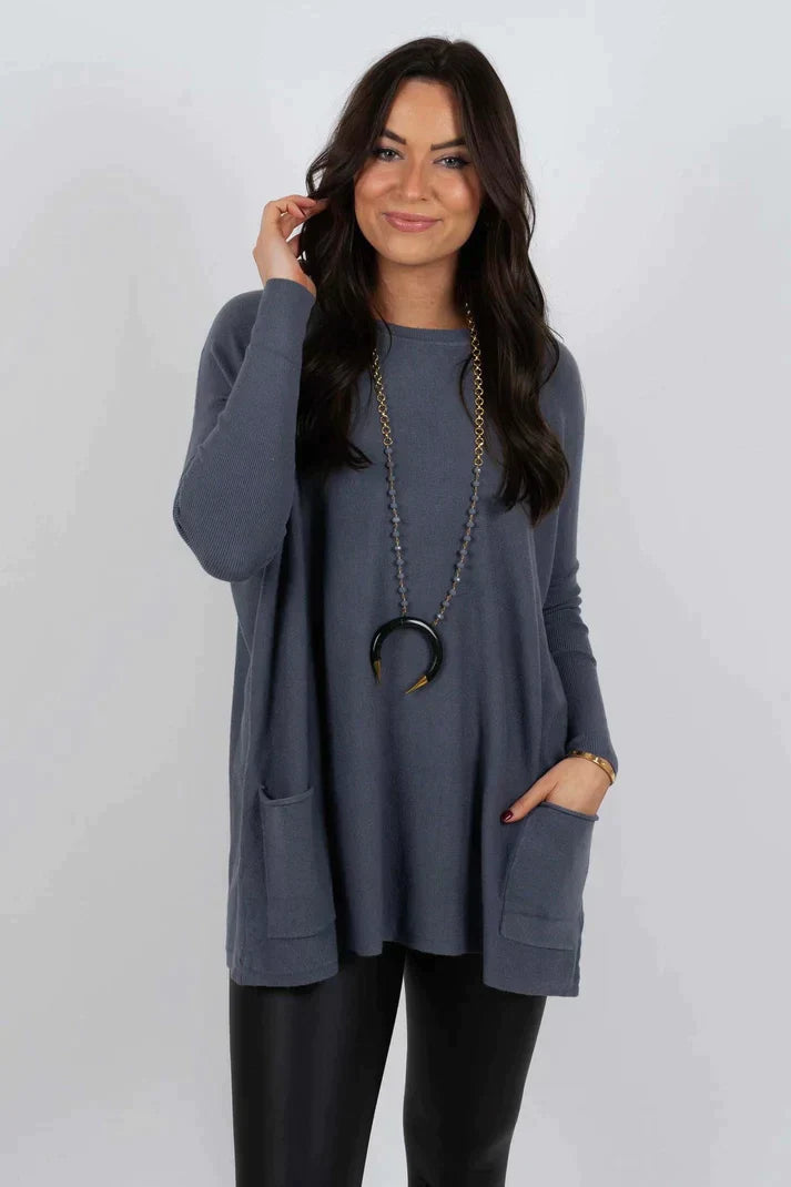 Zara women’s oversized sweater in warm autumn colors, featuring a cozy design perfect for fall fashion. 1