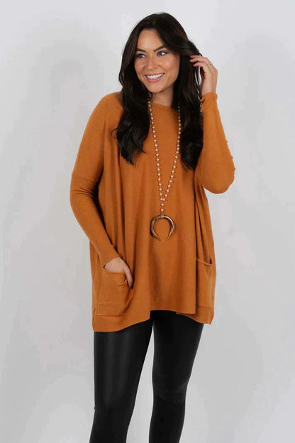 Zara women’s oversized sweater in warm autumn colors, featuring a cozy design perfect for fall fashion. 11