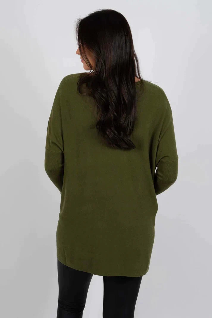 Zara women’s oversized sweater in warm autumn colors, featuring a cozy design perfect for fall fashion. 13