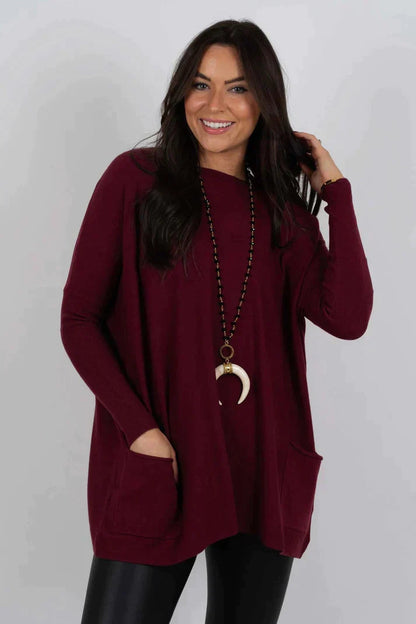 Zara women’s oversized sweater in warm autumn colors, featuring a cozy design perfect for fall fashion. 15