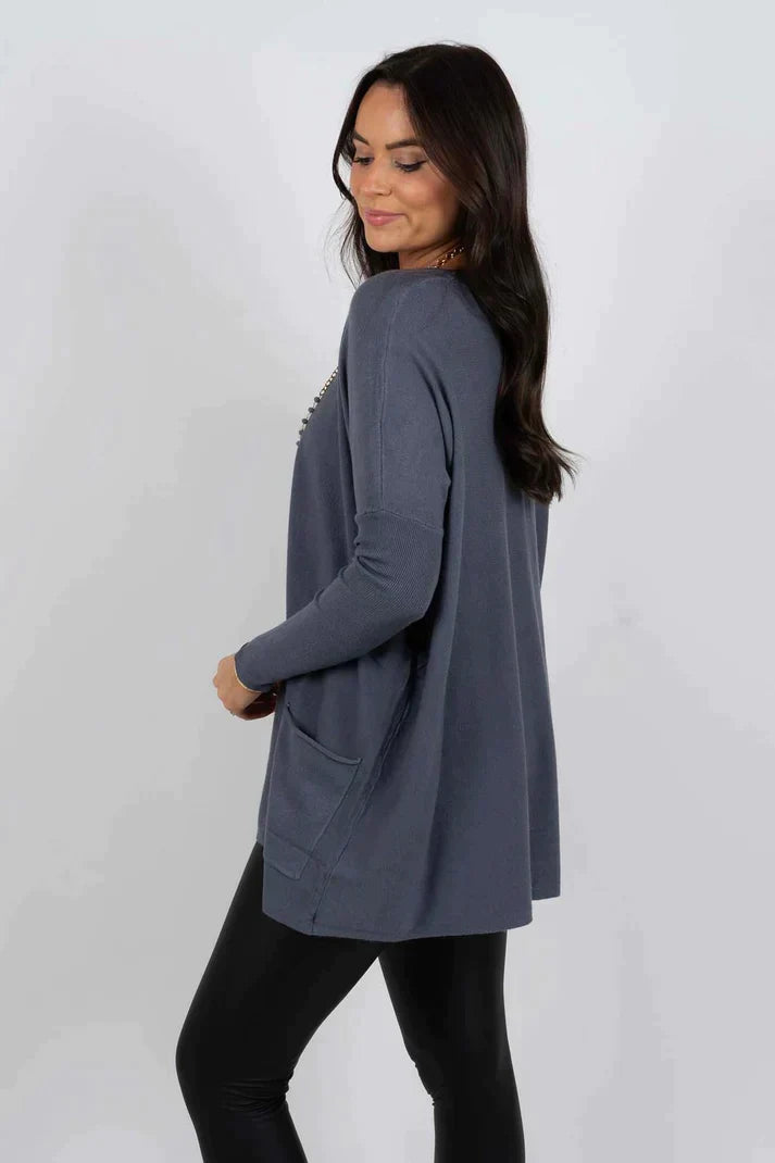 Zara women’s oversized sweater in warm autumn colors, featuring a cozy design perfect for fall fashion. 2