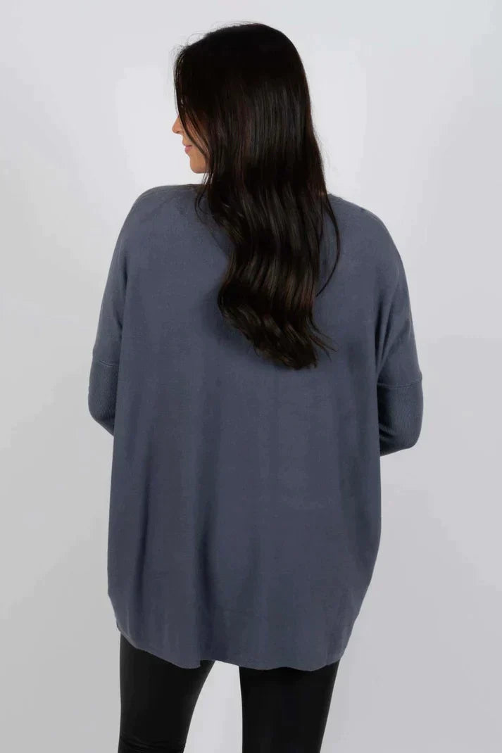 Zara women’s oversized sweater in warm autumn colors, featuring a cozy design perfect for fall fashion. 3