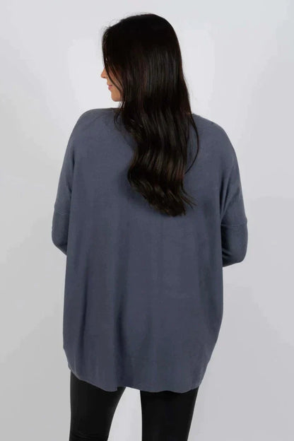 Zara women’s oversized sweater in warm autumn colors, featuring a cozy design perfect for fall fashion. 3