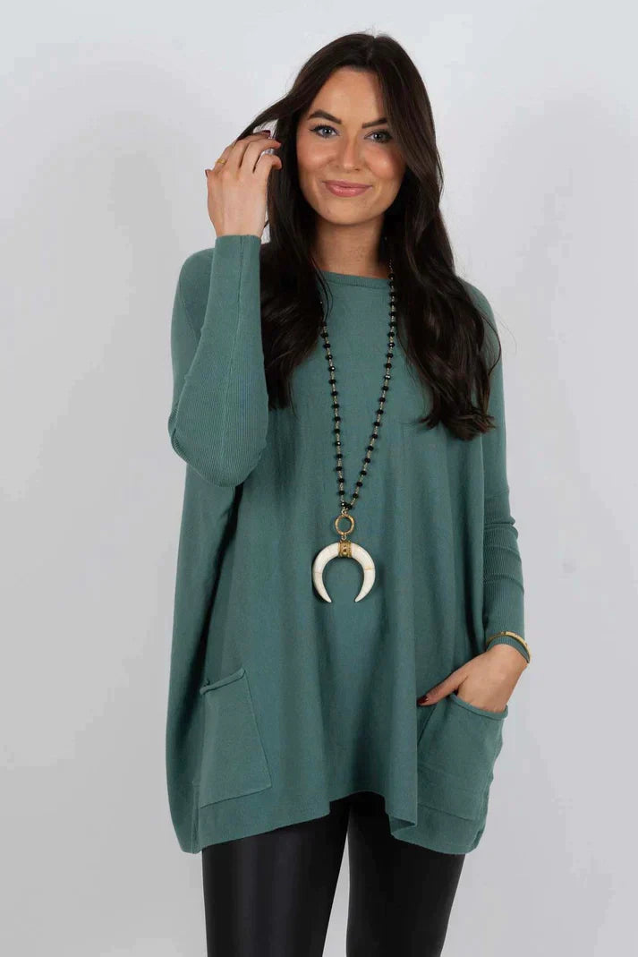 Zara women’s oversized sweater in warm autumn colors, featuring a cozy design perfect for fall fashion. 4