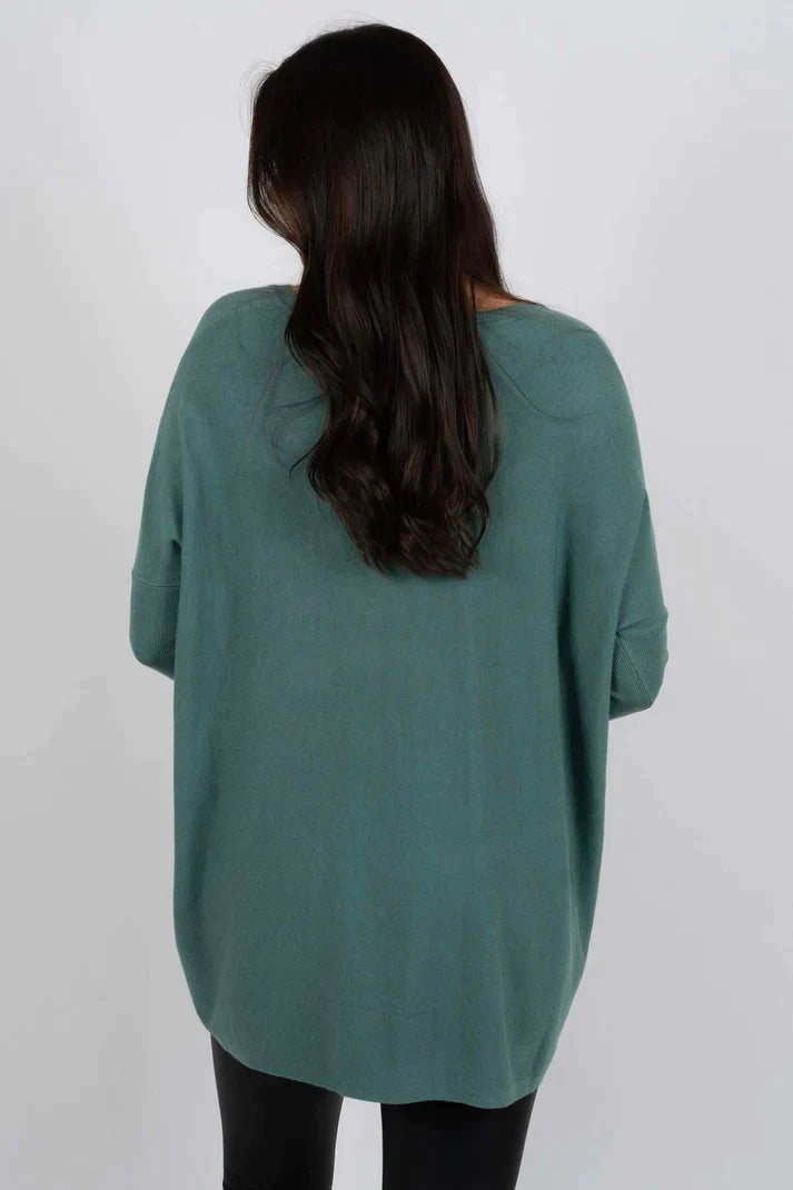 Zara women’s oversized sweater in warm autumn colors, featuring a cozy design perfect for fall fashion. 5