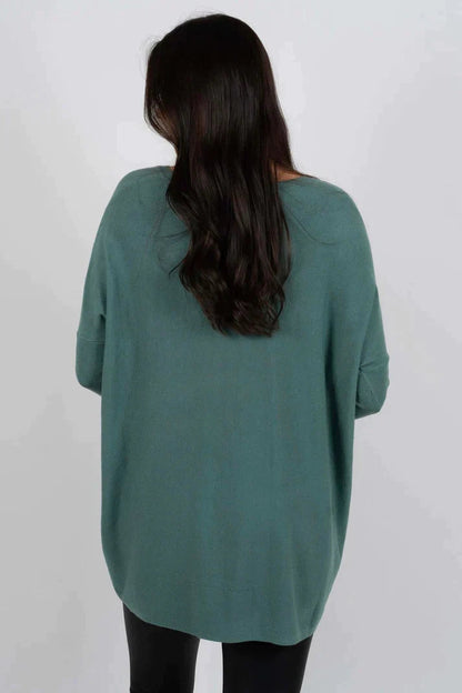 Zara women’s oversized sweater in warm autumn colors, featuring a cozy design perfect for fall fashion. 5